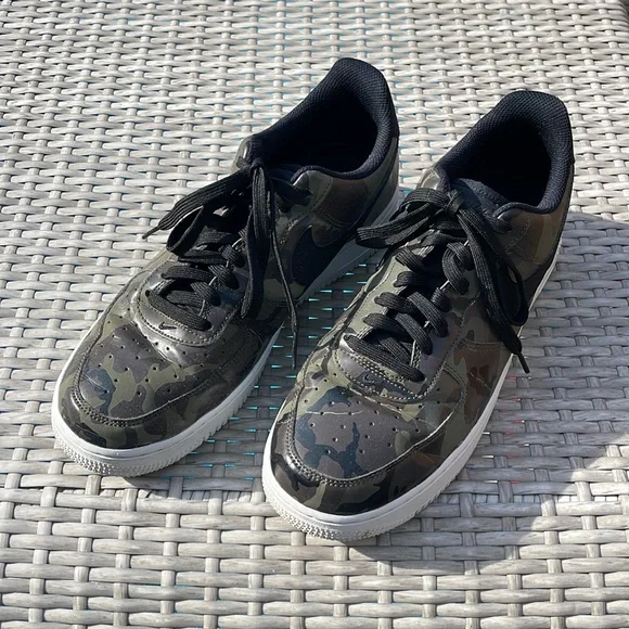 NIKE AIR FORCE 1 LV8 CAMOUFLAGE LOW TOP SNEAKERS WITH WHITE BOTTOM US SIZE 9.5 M - Picture 9 of 15